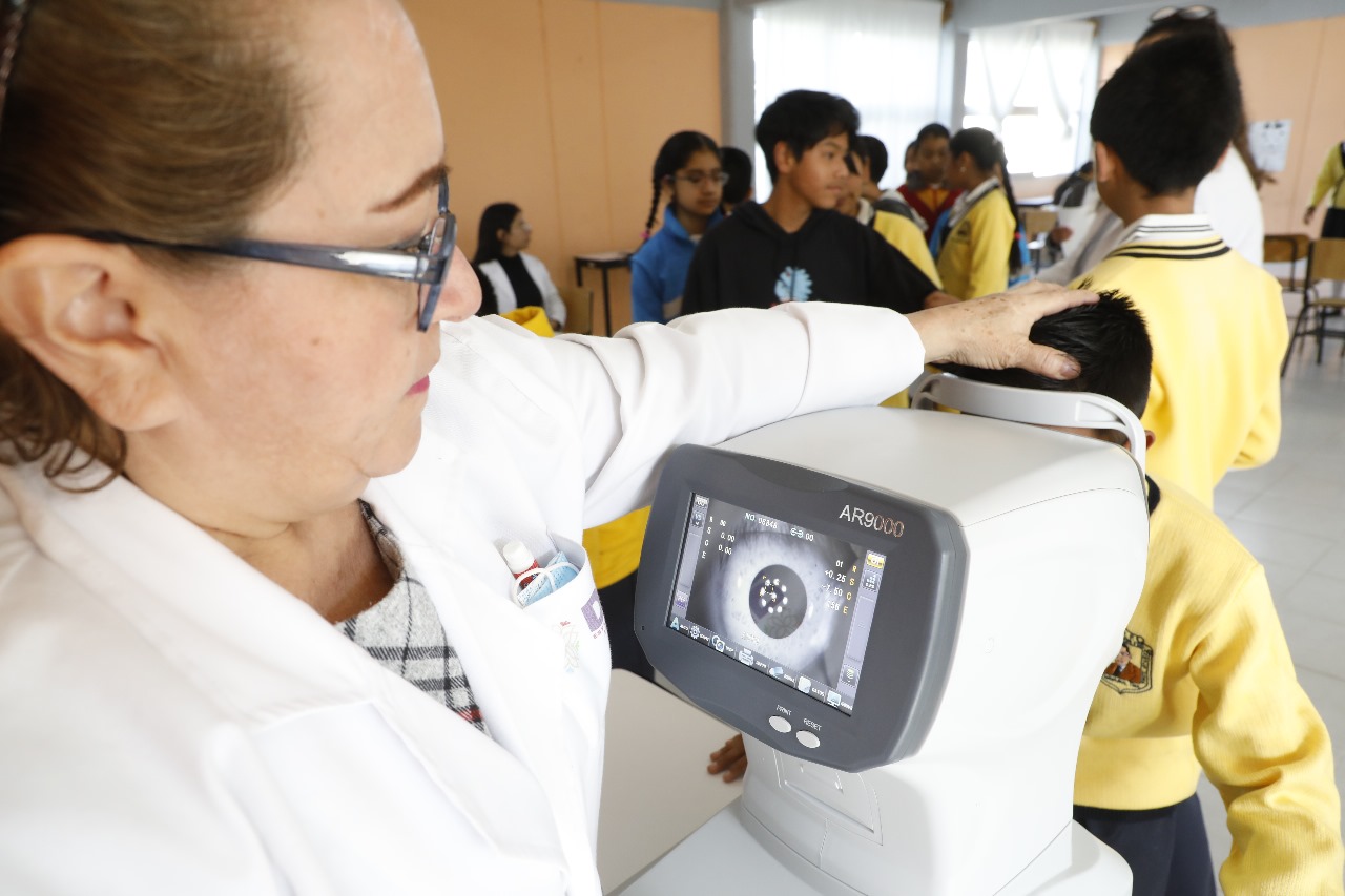 Entrega Sedif más de 32 mil lentes a estudiantes y ciudadanos